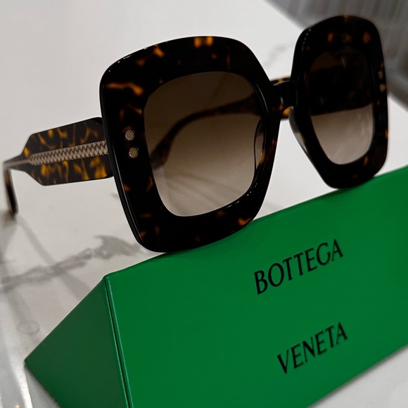 NEW Bottega Veneta Oversized Sunglasses - Picture 14 of 17